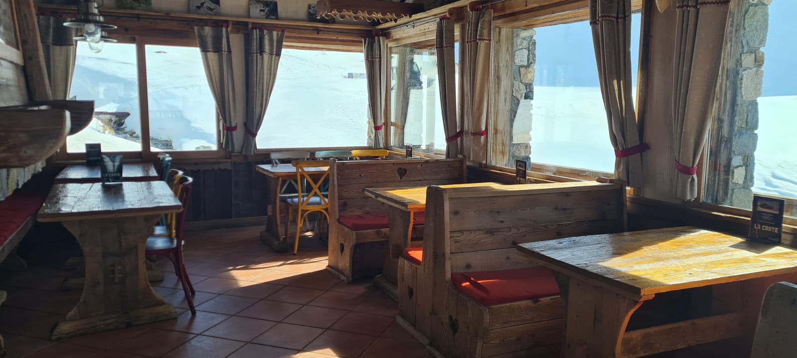 Tables intérieurs du restaurant