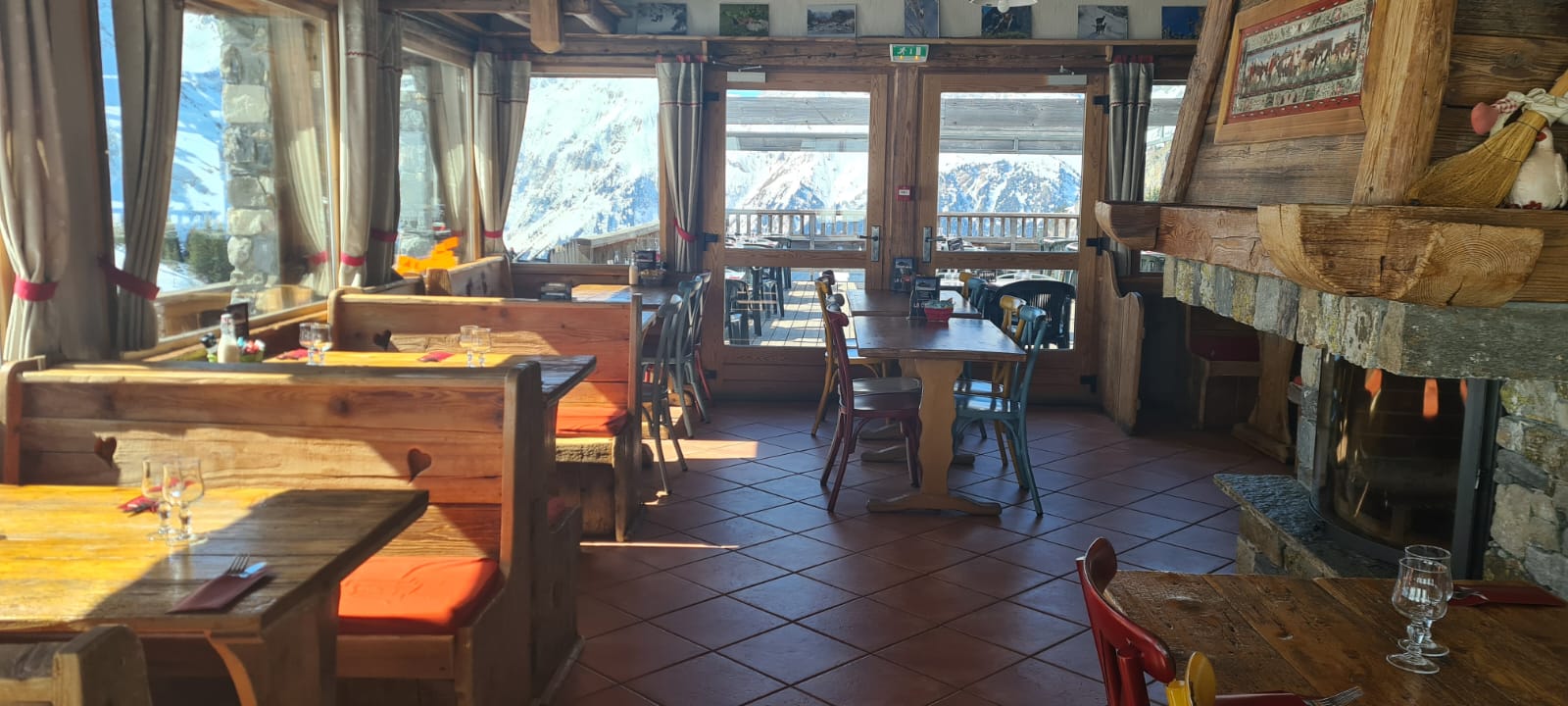 Intérieur du restaurant, salle typiquement savoyarde