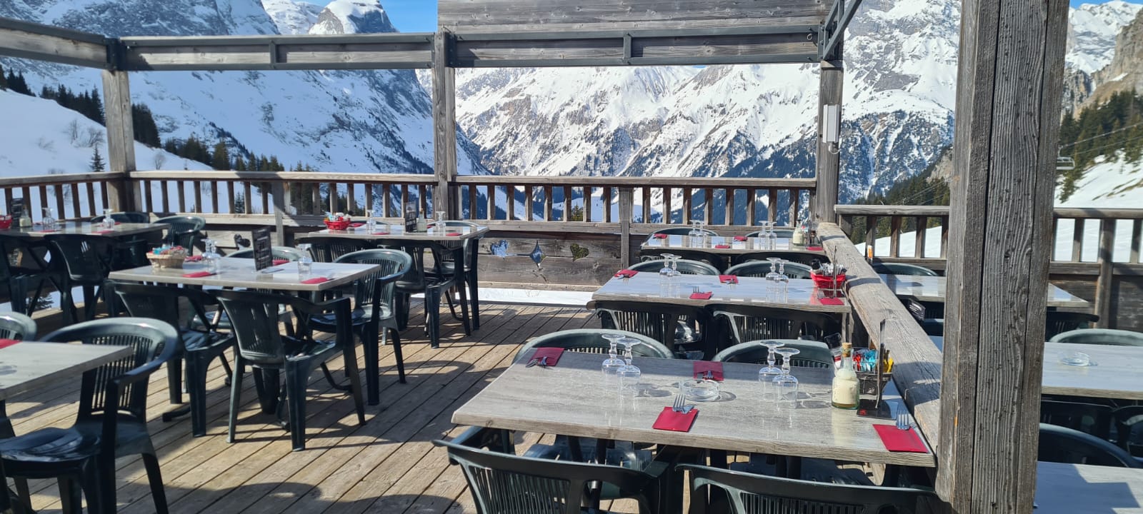 Terrasse du restaurant, vue sur les montagnes de la Vanoise