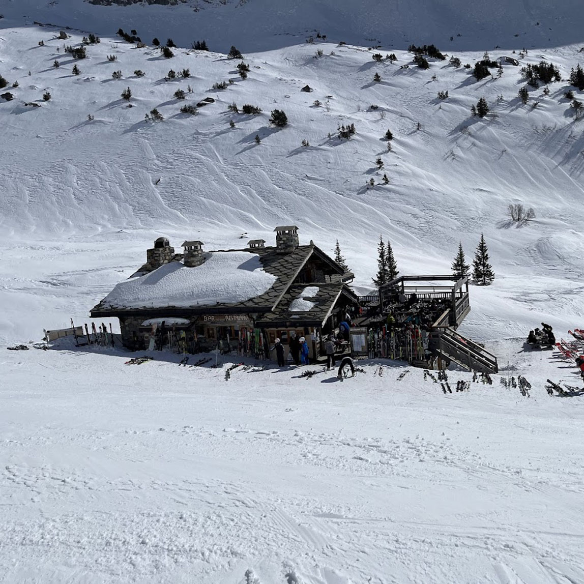 Les Barmettes mountain hut restaurant in Vanoise in winter